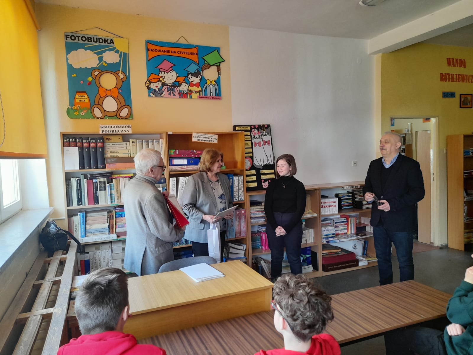 Odwiedziny u Stypendystki Fundacji im. Jerzego Szmajdzińskiego w Szkole Podstawowej w Janowicach Wielkich.
