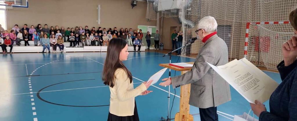 Wręczenie Certyfikatu Stypendialnego Fundacji im. Jerzego Szmajdzińskiego w Szkole Podstawowej w Mirsku