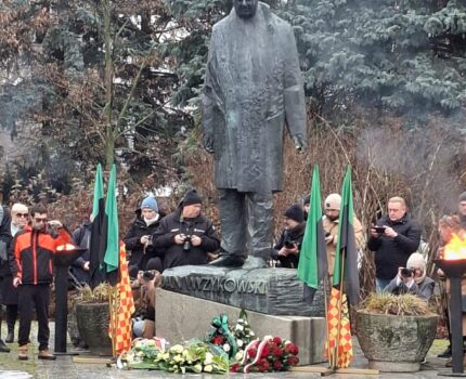 Złożenie kwiatów pod pomnikiem Jana Wyżykowskiego