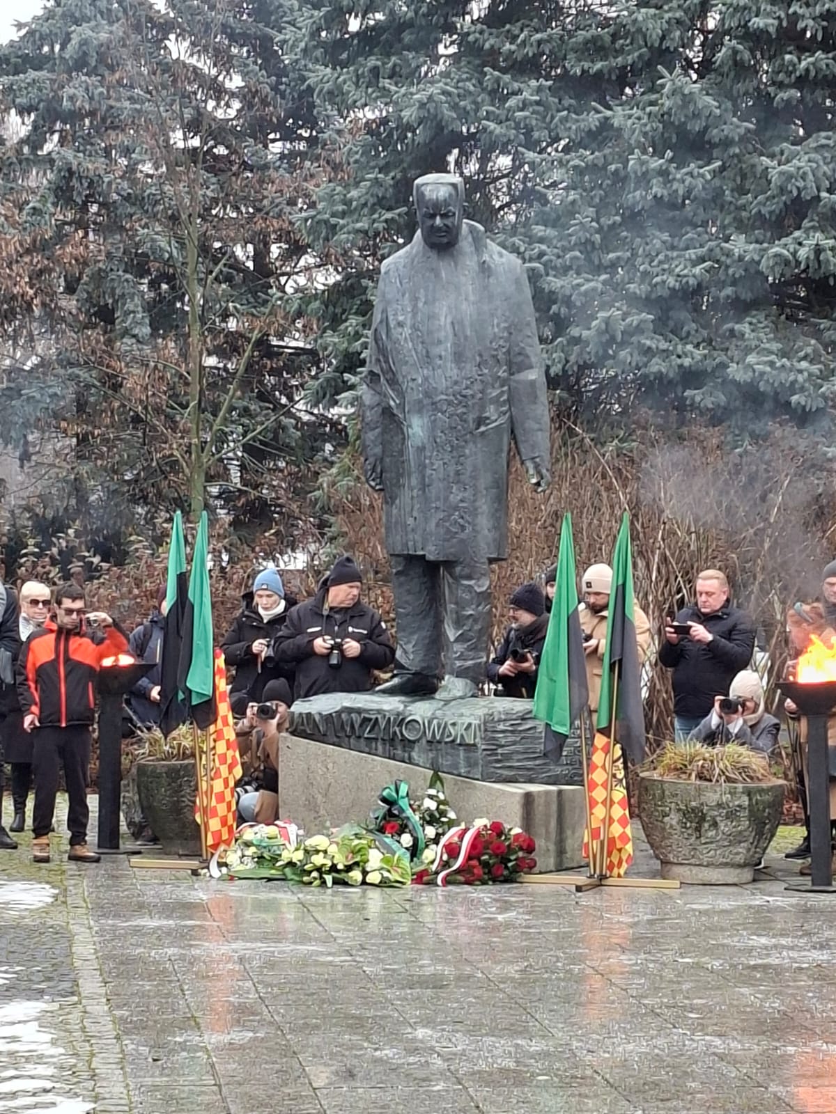 Złożenie kwiatów pod pomnikiem Jana Wyżykowskiego